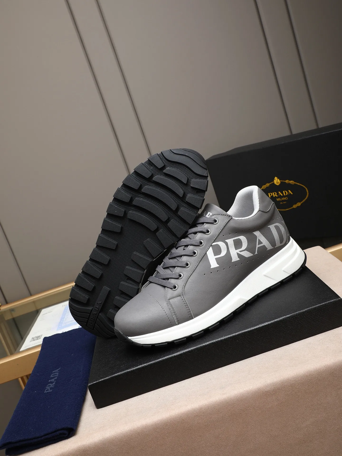 Men's shoes 💰460 PRADA's new model is on the market, the picture above is a must-sell! Fashionable casual men's shoes, trendy and versatile, relaxed and sporty style, imported cowhide leather uppers 3D printed and ultra-fine workmanship. Light and comfortable on the feet, available in 5 colors! 38-44(45 customized)
